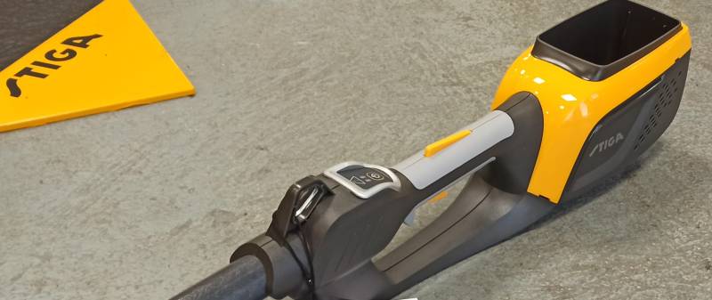 TAILLE HAIE PERCHE SUR BATTERIE STIGA